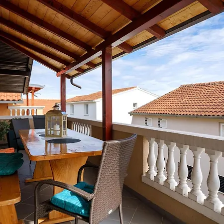 Apartment Mit Blick Auf Stadt Und *
