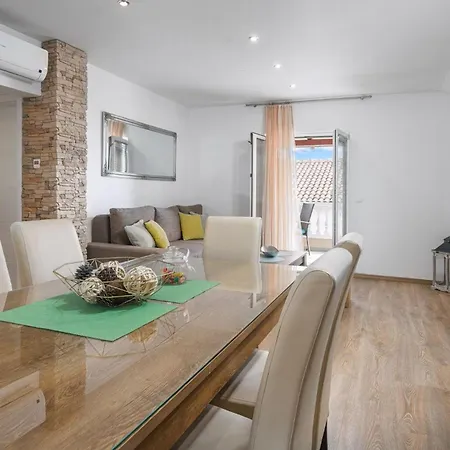 Apartment Mit Blick Auf Stadt Und Vodice